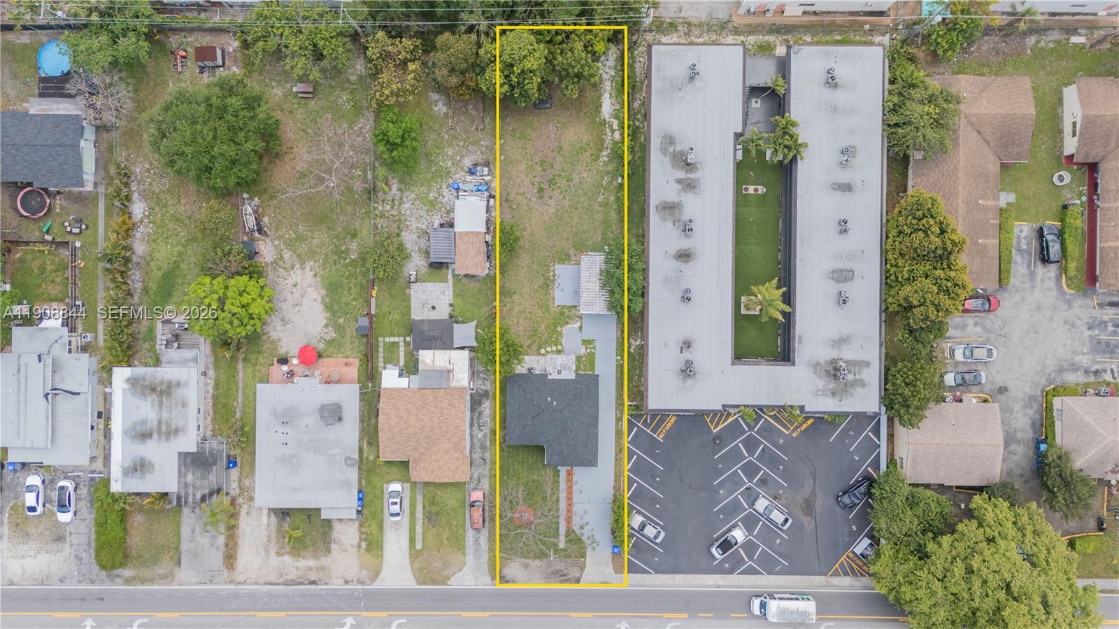 HOLLYWOOD LITTLE RANCHES - Residential