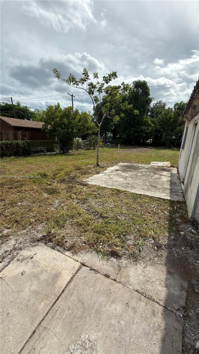 HOLLYWOOD LITTLE RANCHES - Residential