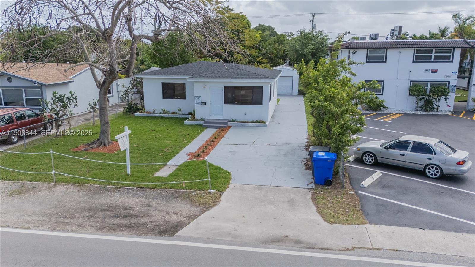 HOLLYWOOD LITTLE RANCHES - Residential