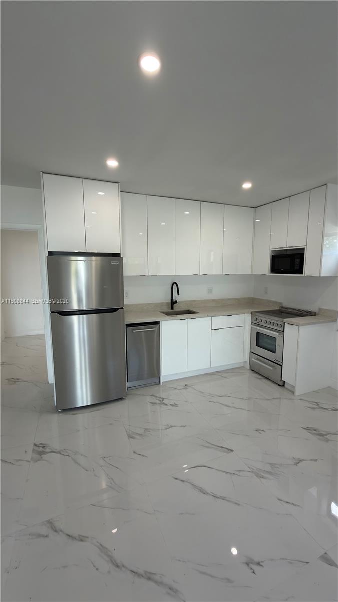 HOLLYWOOD LITTLE RANCHES - Residential