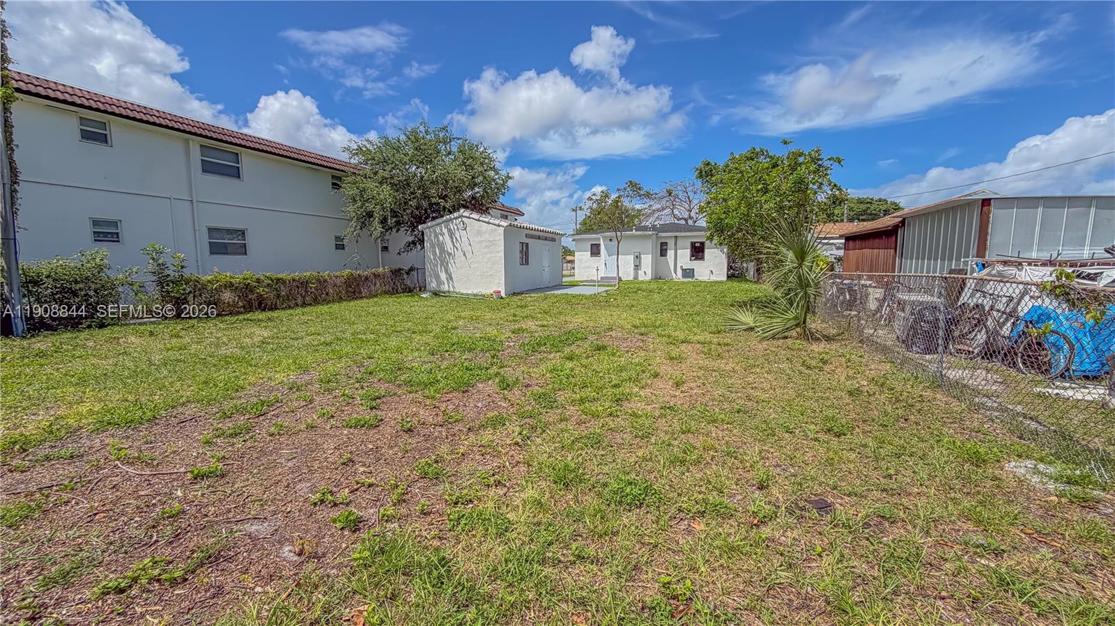 HOLLYWOOD LITTLE RANCHES - Residential