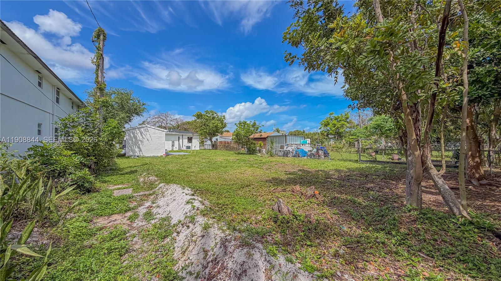 HOLLYWOOD LITTLE RANCHES - Residential