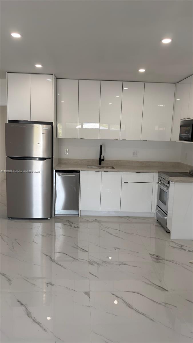 HOLLYWOOD LITTLE RANCHES - Residential