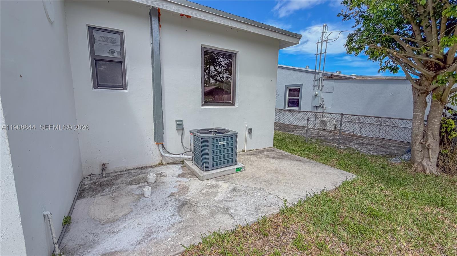 HOLLYWOOD LITTLE RANCHES - Residential