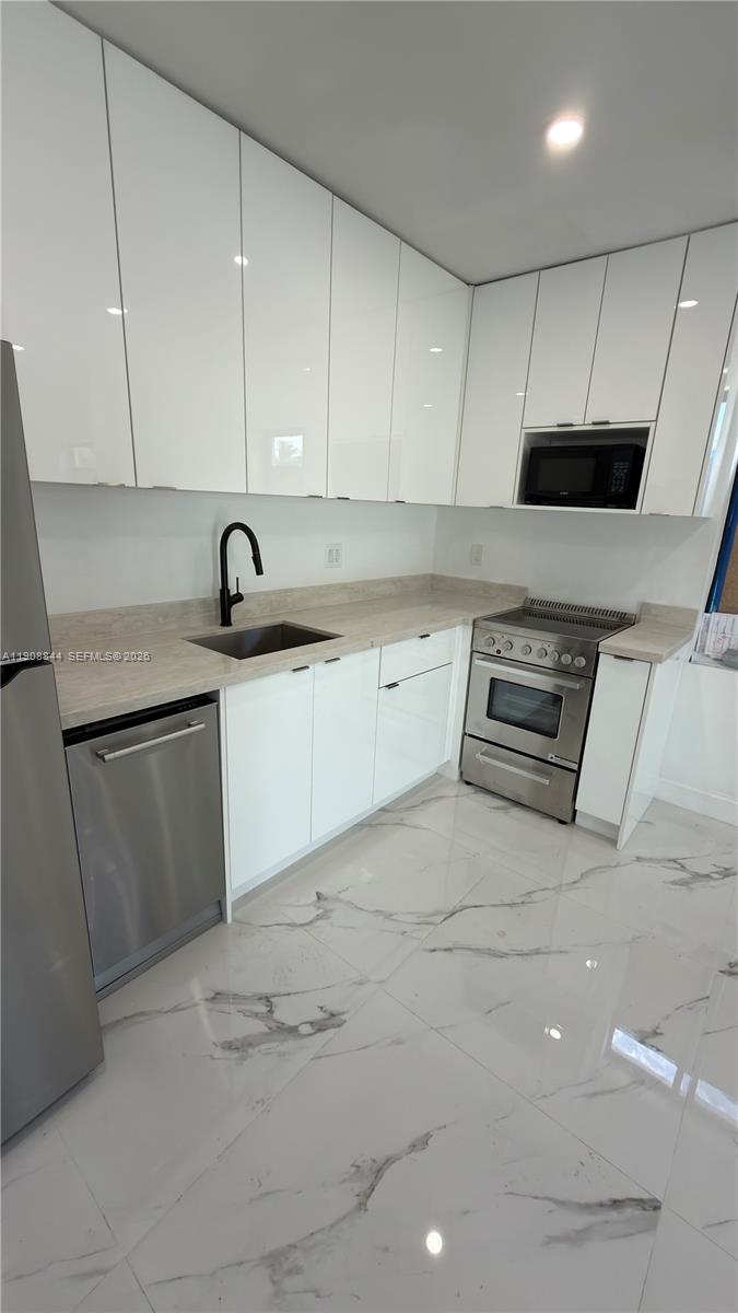 HOLLYWOOD LITTLE RANCHES - Residential