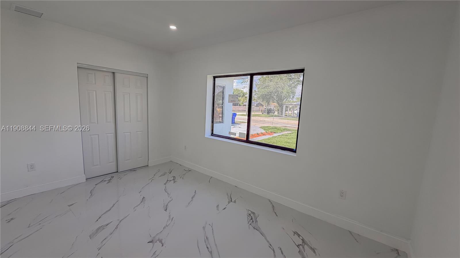HOLLYWOOD LITTLE RANCHES - Residential