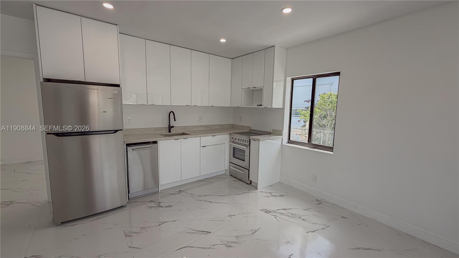 HOLLYWOOD LITTLE RANCHES - Residential