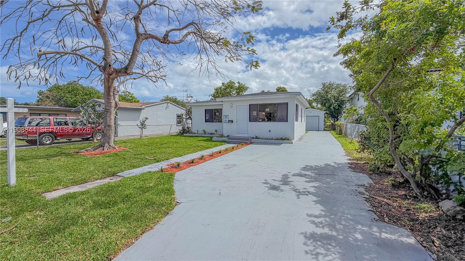 HOLLYWOOD LITTLE RANCHES - Residential