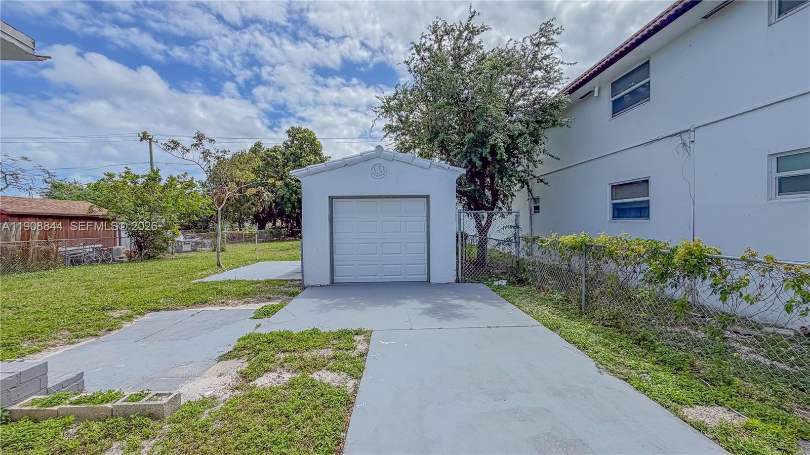 HOLLYWOOD LITTLE RANCHES - Residential