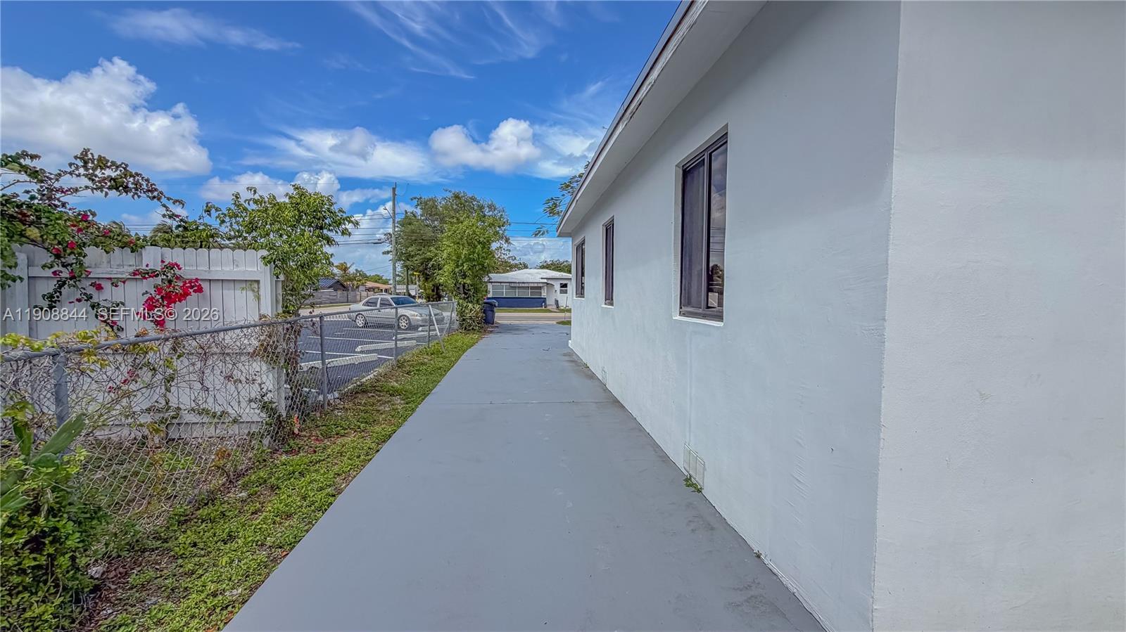 HOLLYWOOD LITTLE RANCHES - Residential