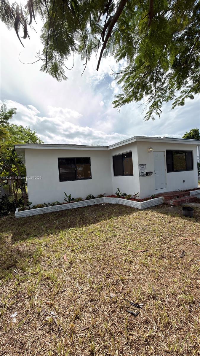 HOLLYWOOD LITTLE RANCHES - Residential