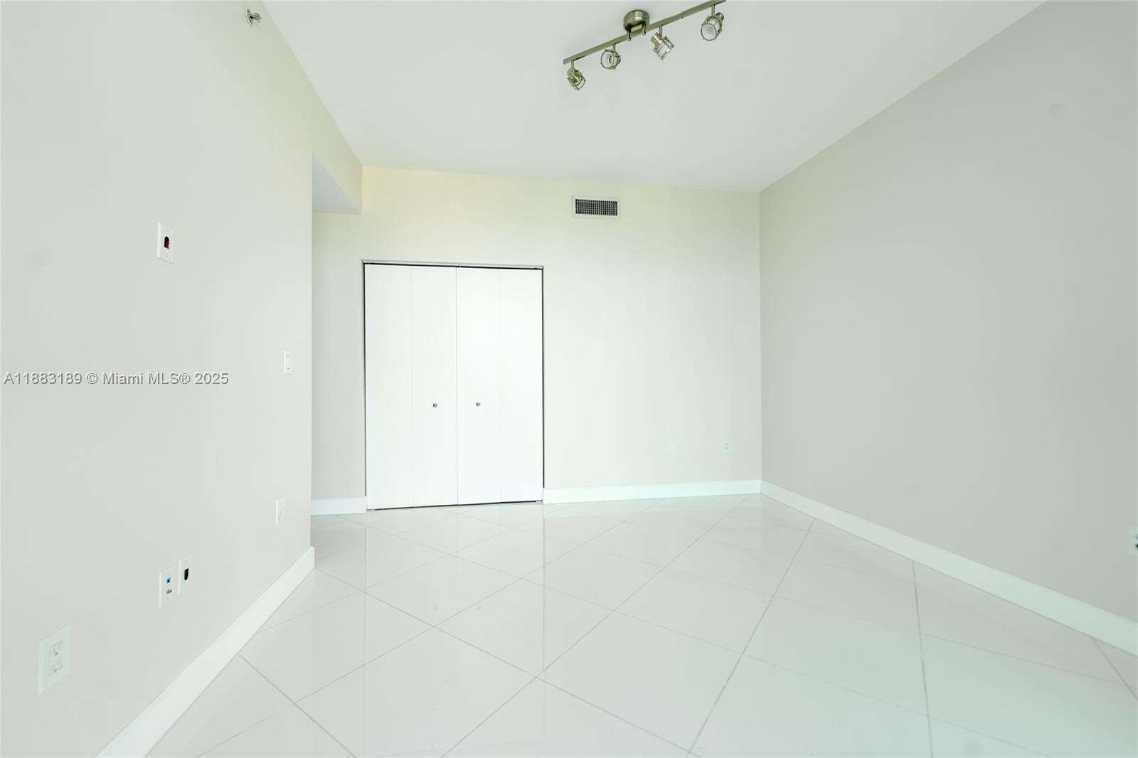 900 BISCAYNE BAY CONDO - Residential Lease