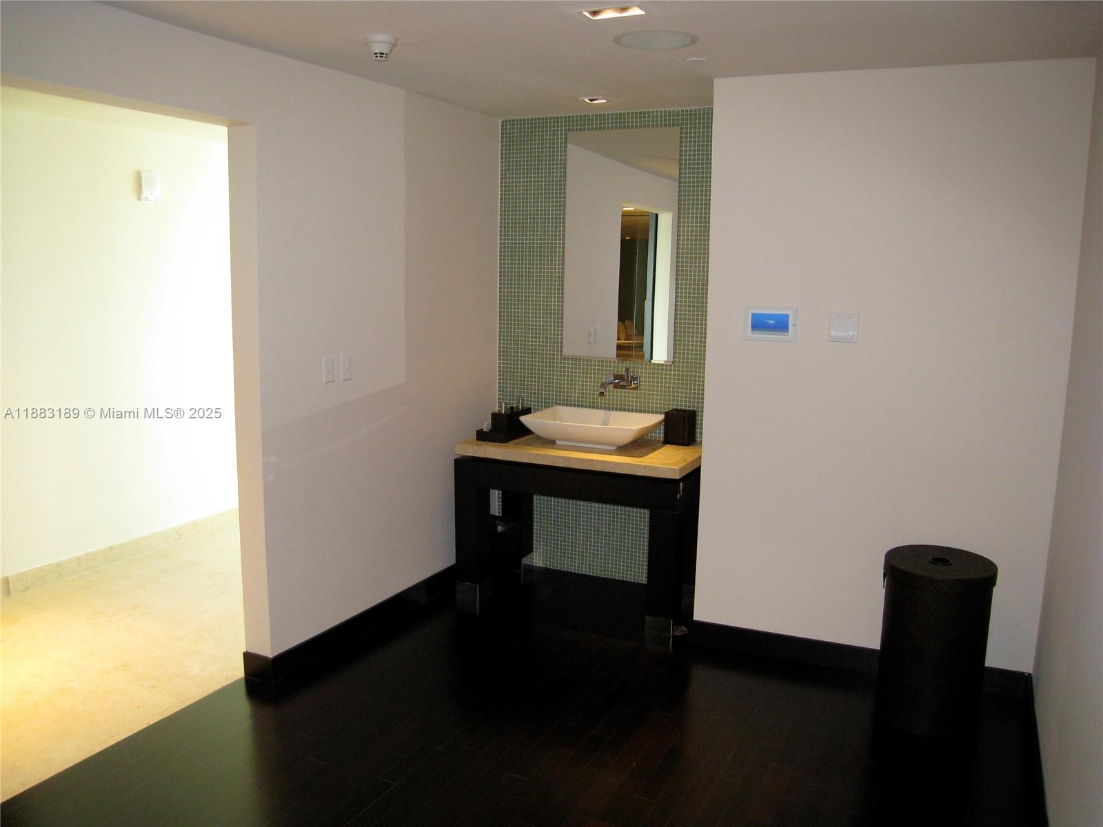 900 BISCAYNE BAY CONDO - Residential Lease