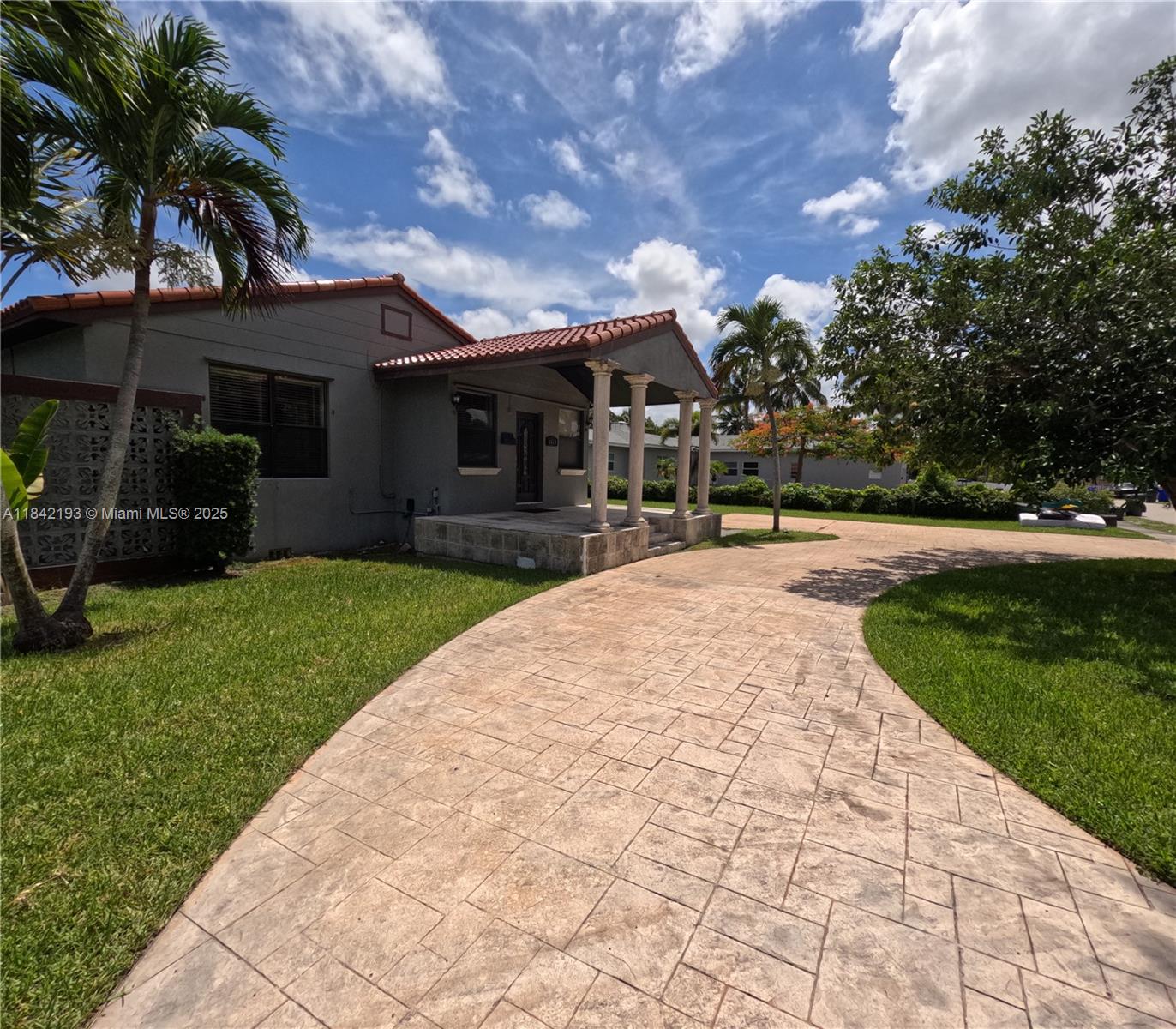Experience the charm of Hollywood, Florida with this unique 5 bed, 3 bath home in the heart of Hollywood, FL. Perfect for multi-generational living, the home can be split into a 3/2 and 2/1 layout. Enjoy a private backyard retreat featuring a latex pool, spacious deck, and relaxing spa/Jacuzzi. Inside offers a large living area and updates throughout, including fresh paint. A charming treehouse adds fun and character. Ample driveway parking and prime location near major highways, shopping, and dining. Ready for move-in with fast approval.
Currently being refreshed with new paint & updates. No criminal records, no evictions, solid proof of income and 620+ credit.