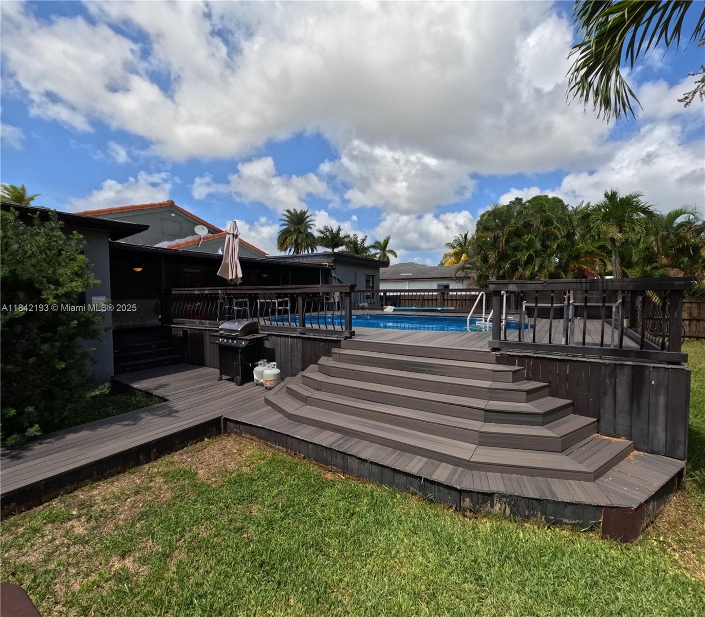 HOLLYWOOD LITTLE RANCHES - Residential Lease