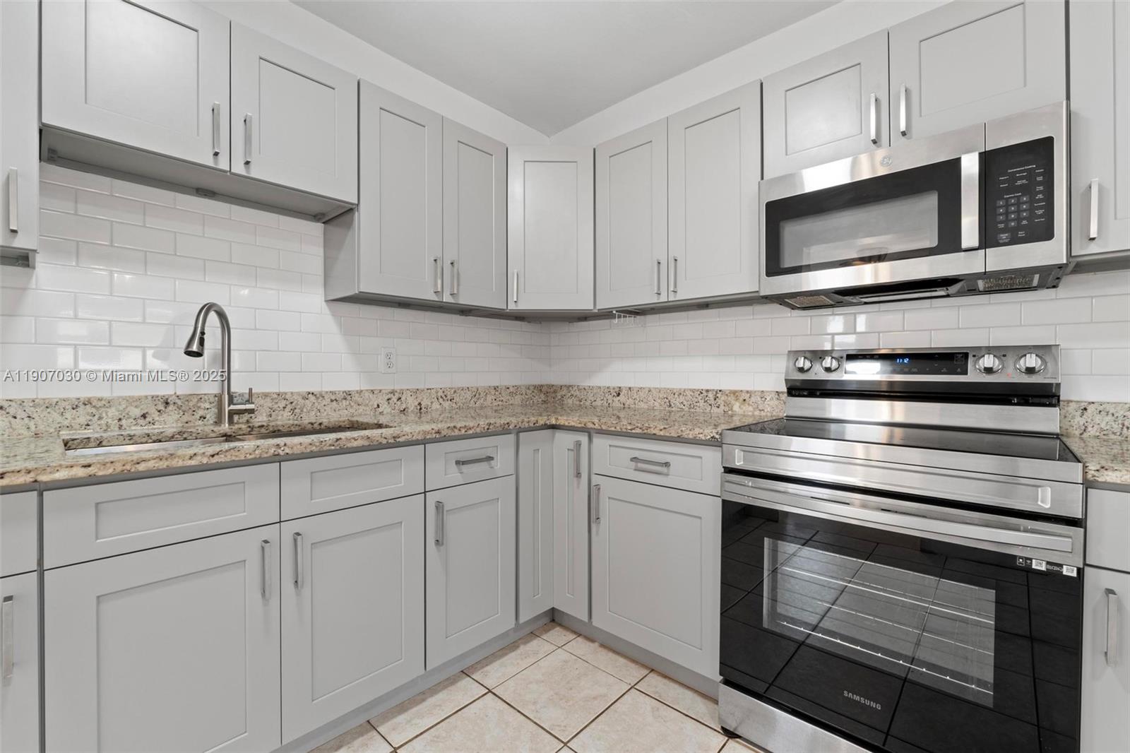 SO MIAMI HEIGHTS ADDN D - Residential Lease