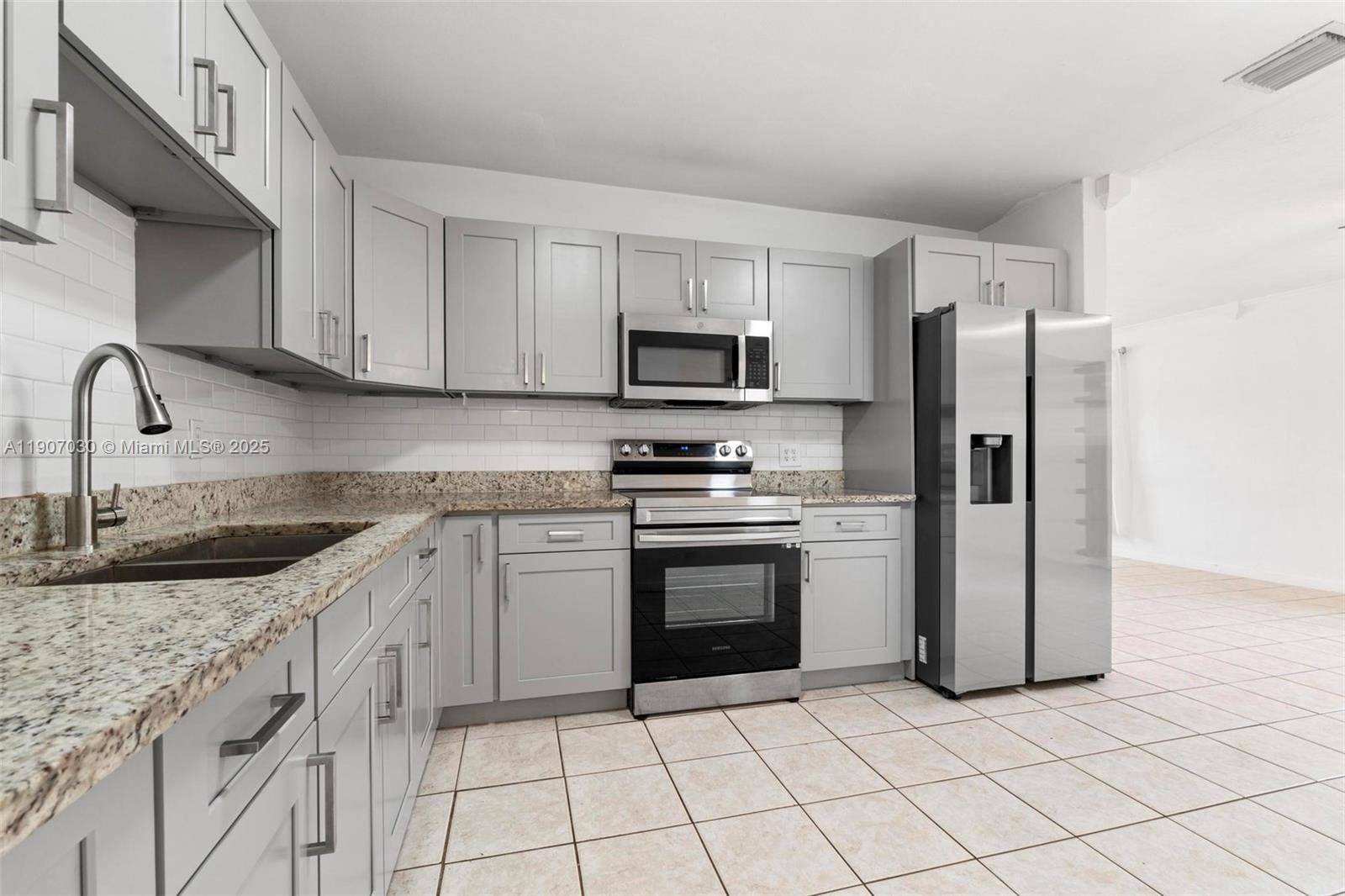 SO MIAMI HEIGHTS ADDN D - Residential Lease