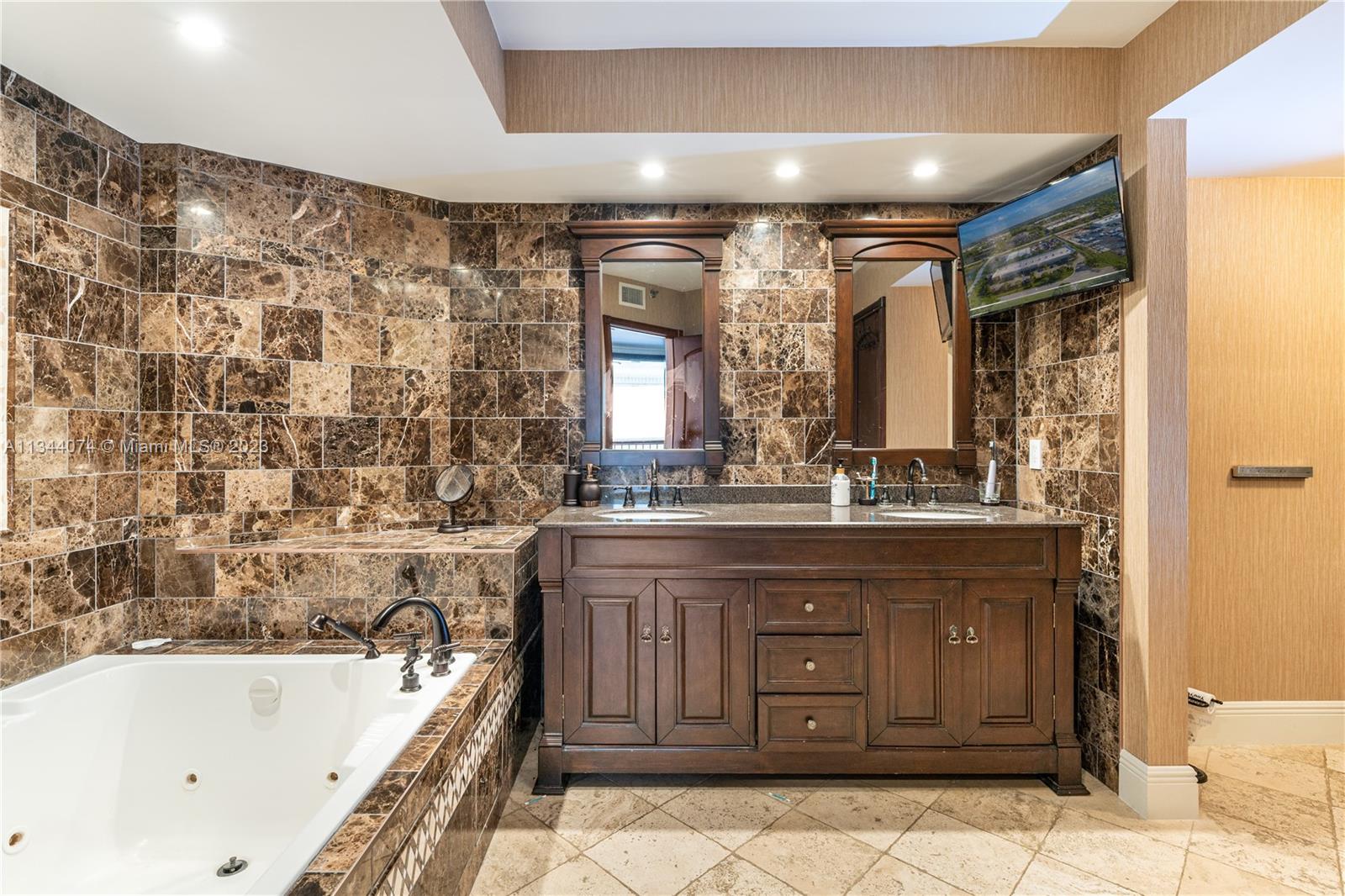 THE LANDMARK CONDO - Residential