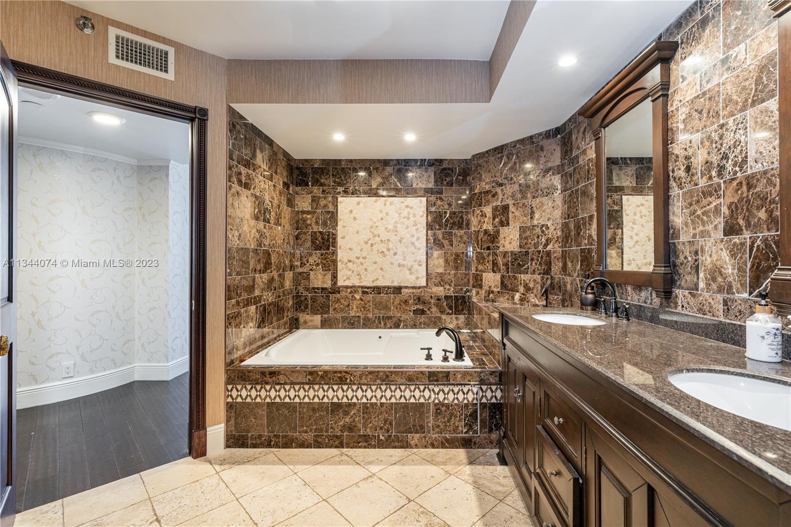 THE LANDMARK CONDO - Residential