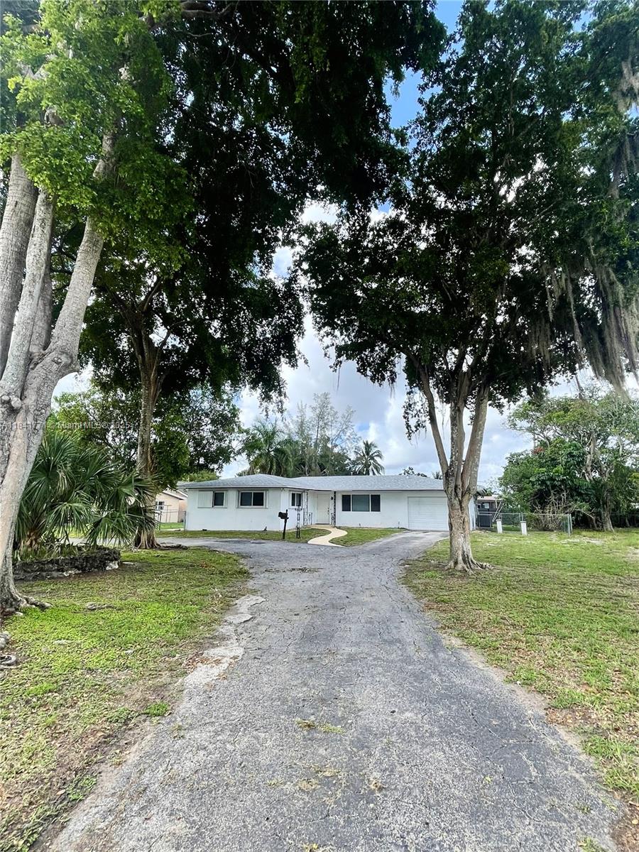 Highly desirable location in Plantation! Beautiful 3/2/1 single family home with a Large pool, circular driveway, one car garage, plenty of additional parking, bring your RV or BOAT. Spacious patio to entertain, or just relax on a well-manicured lawn surrounded by privacy fence. All impact windows and patio door Door, also accordion shutters protection, Porcelain floors thought the home, spacious kitchen with wood cabinets and granite counter top, spacious bedrooms and bathrooms, home has been recently painted and is ready to move in.
LARNDLORD RESPONSABLE FOR YARD AND POOL MAINTENANCE.
PLEASE READ BROKER REMARKS!!! EASY TO SHOW! PROPERTY IS VACANT!