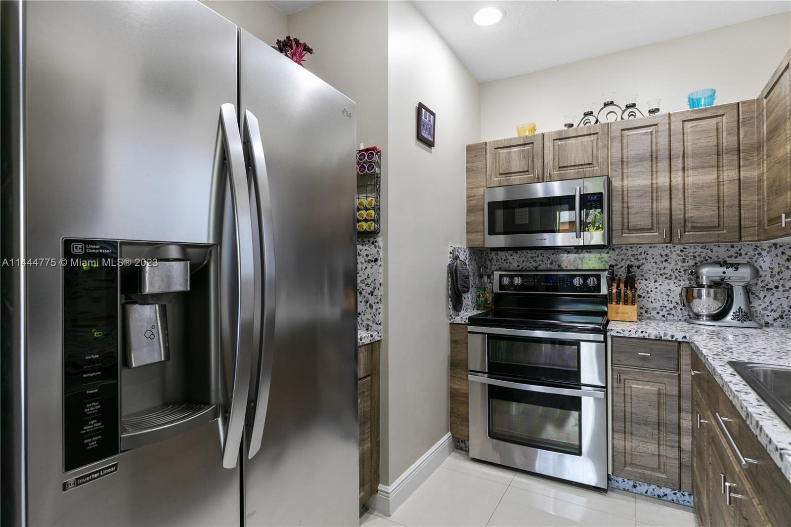 MEGHANS PLACE - Residential