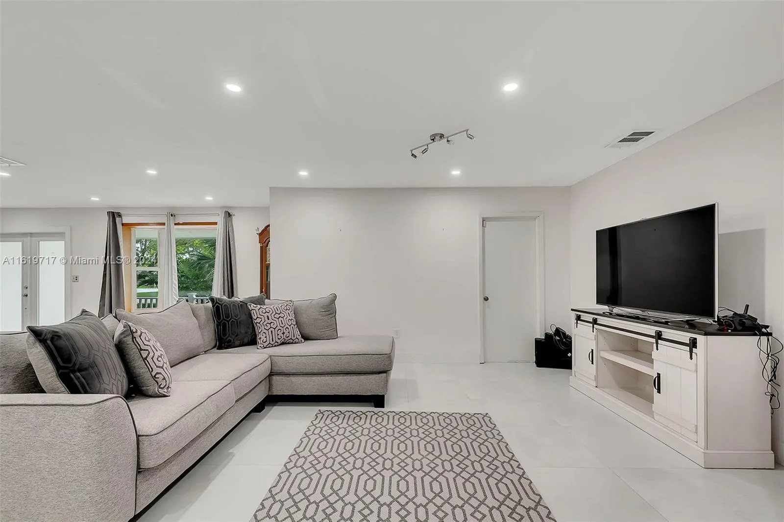 Palmetto Bay, Florida 33157, United States, 4 Bedrooms Bedrooms, ,2 BathroomsBathrooms,Residential,Pending,52836