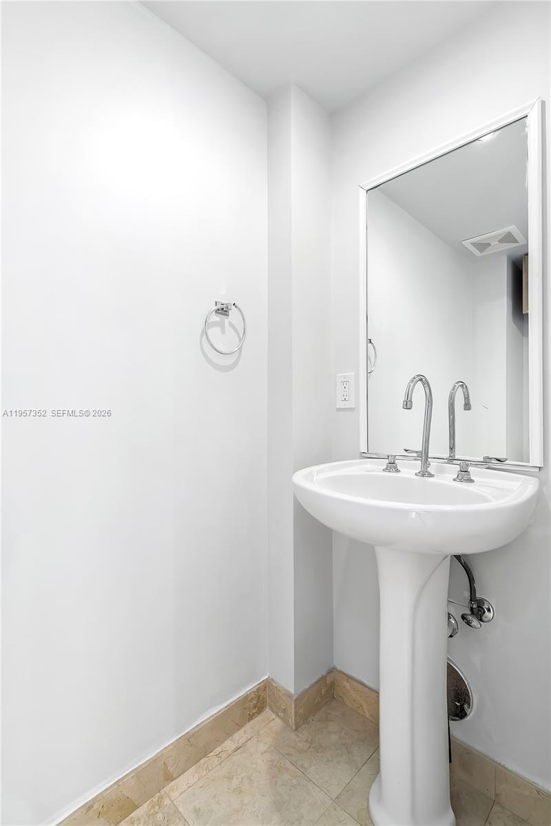 THE COLLINS CONDO - Residential Lease