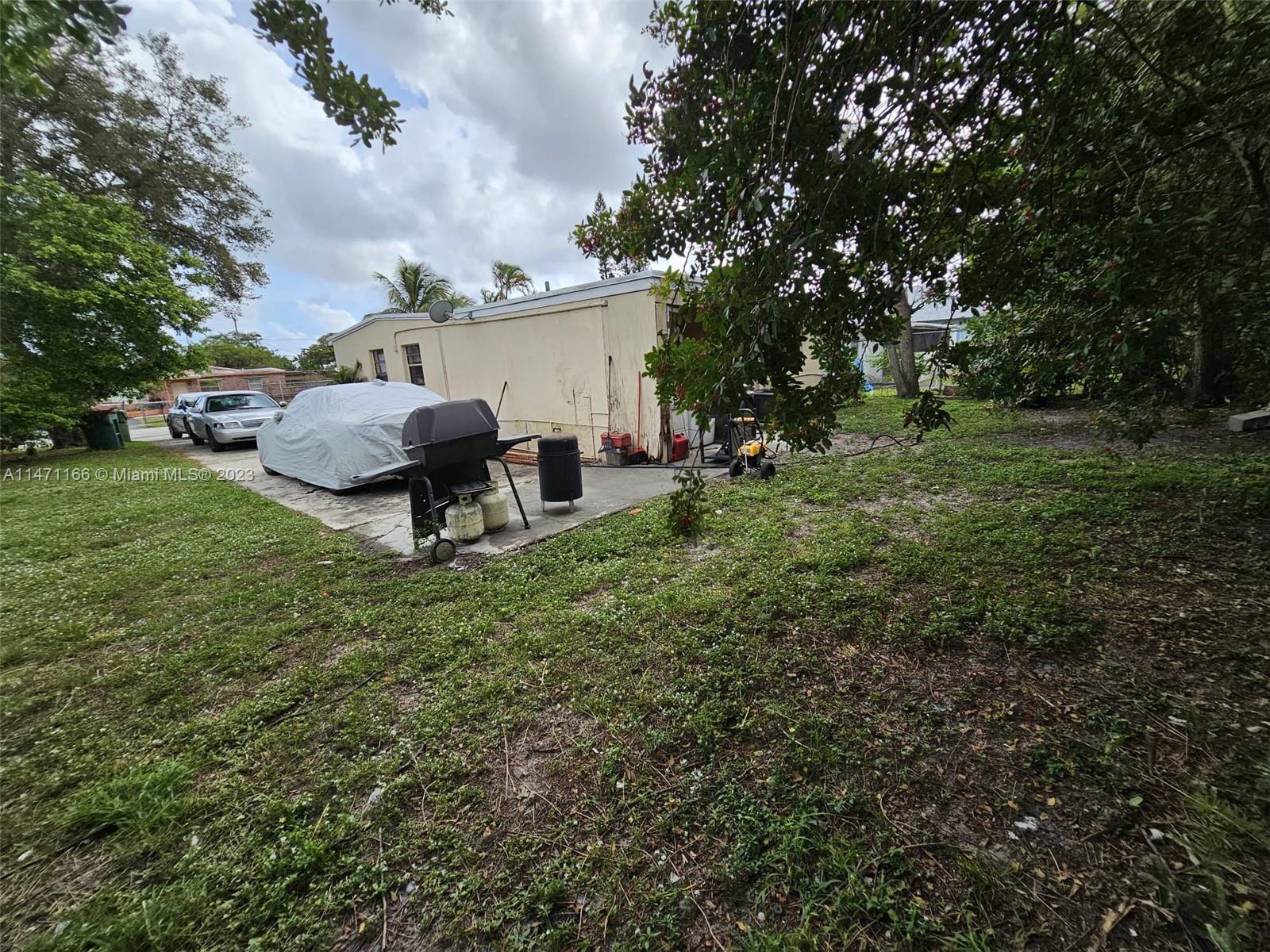 LAUDERDALE MANOR HOMESITE - Residential