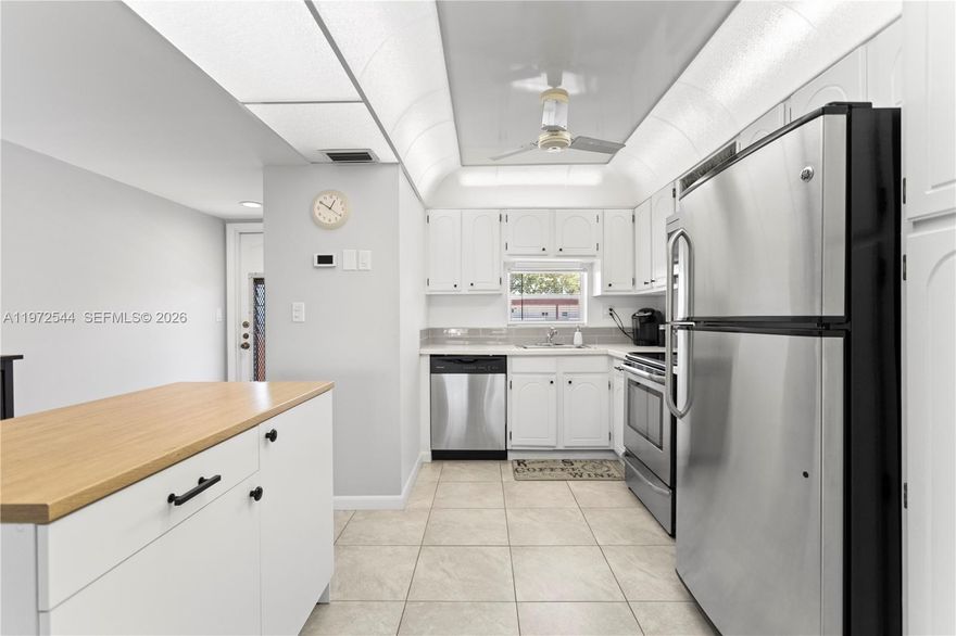 **Welcome home!**  Enjoy the beautiful pool and garden view from your 3rd froom 2 bedroom unit is highly desirable Hollybrook** Move right in as this one is sold fully furnished and offering a wide open floor plan with it's open kitchen.** 24 hours security, Rec Lease Paid Off, many pools to chose from, gym and much more...