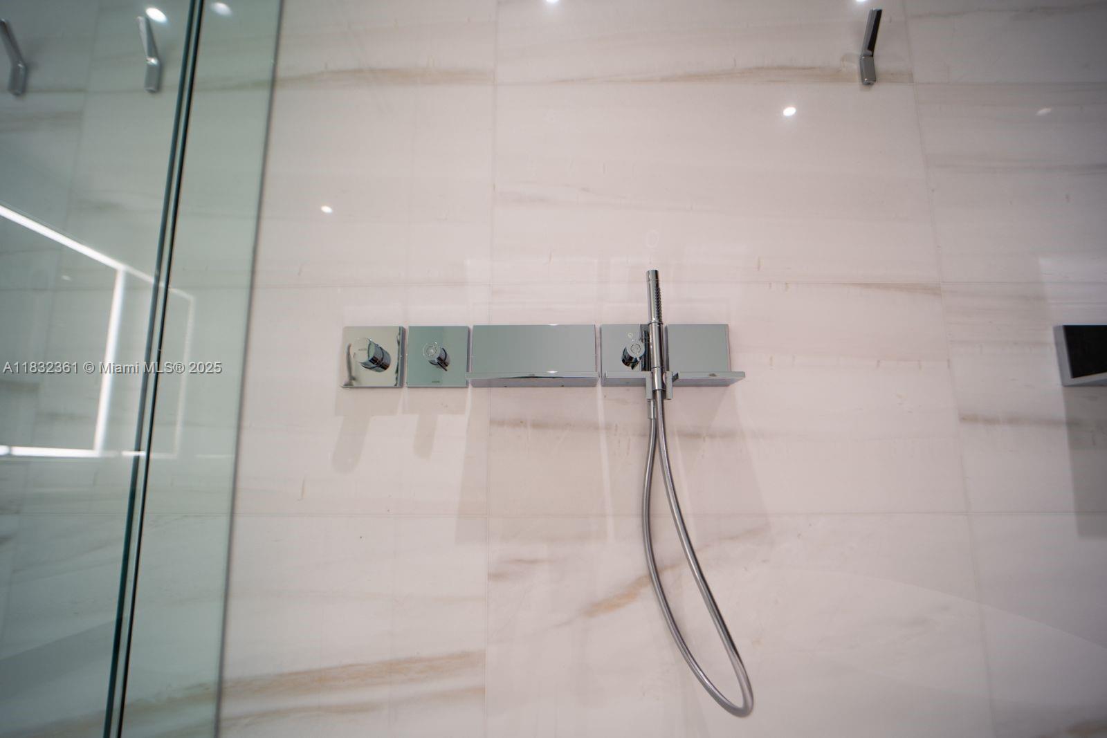 ASTON MARTIN - Residential