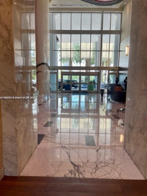 185 SW 7th St 1605