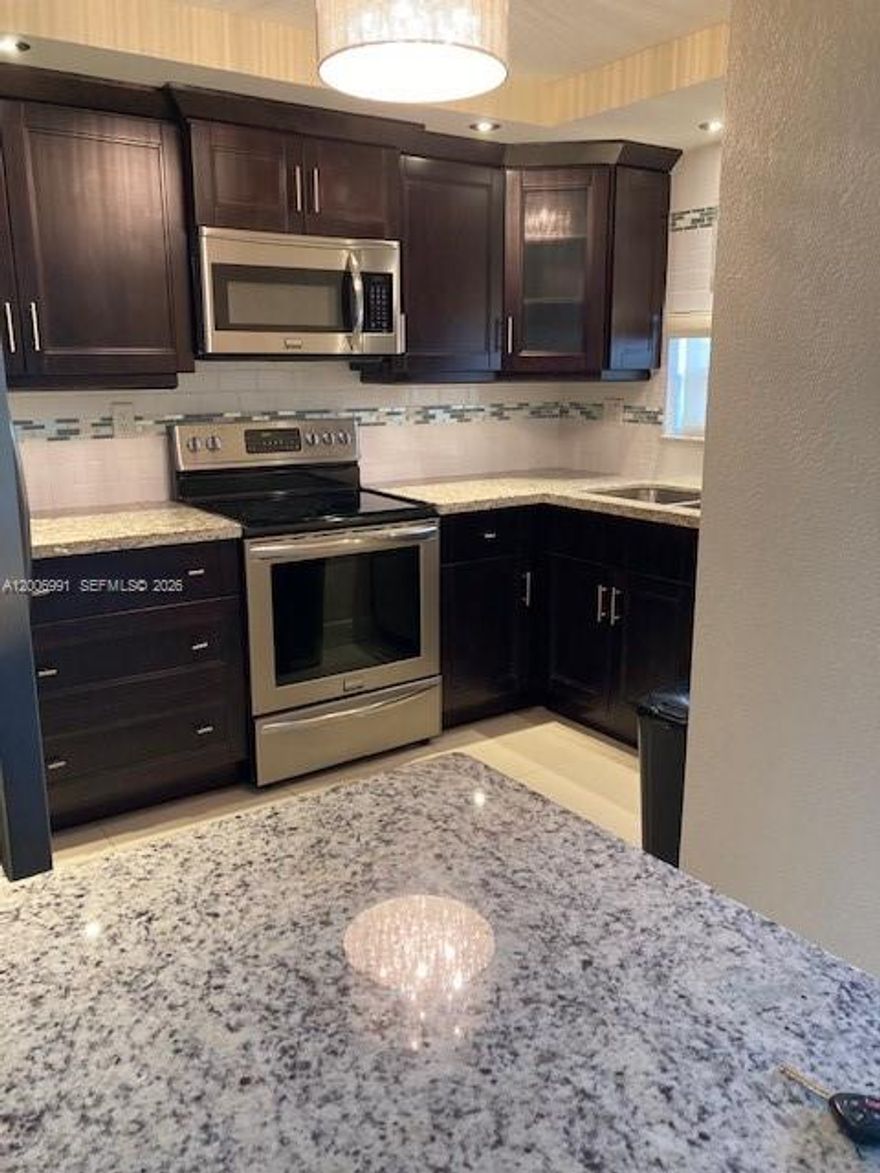 UPDATED 2BR/2BA WITH W/D IN HOLLYBROOK GOLF AND TENNIS COMMUNITY. WOOD KITCHEN CABINETS AND STAINLESS STEEL APPLIANCES & HIGH CEILINGS. CERAMIC TILE THUR OUT AND NEUTRAL COLOR WALLS.UPDATED BATHROOMS. North-South Exposure. FREE golf on two 18 hole courses (PGA & Par3); Amenities include Restaurant, Billiard Room, Bbq-Picnic Area, Clubhouse, Courtesy Bus, Exercise Room, Heated Pool, Library, Putting Green, Sauna, Shuffleboard, Tennis, Pickle Ball, Vehicle Wash Area, Electric Car Charging Station. Close to shopping, dining & highways. 15 minutes to beach. Association says 55+. RECREATIONAL LEASE PAID IN FULL.