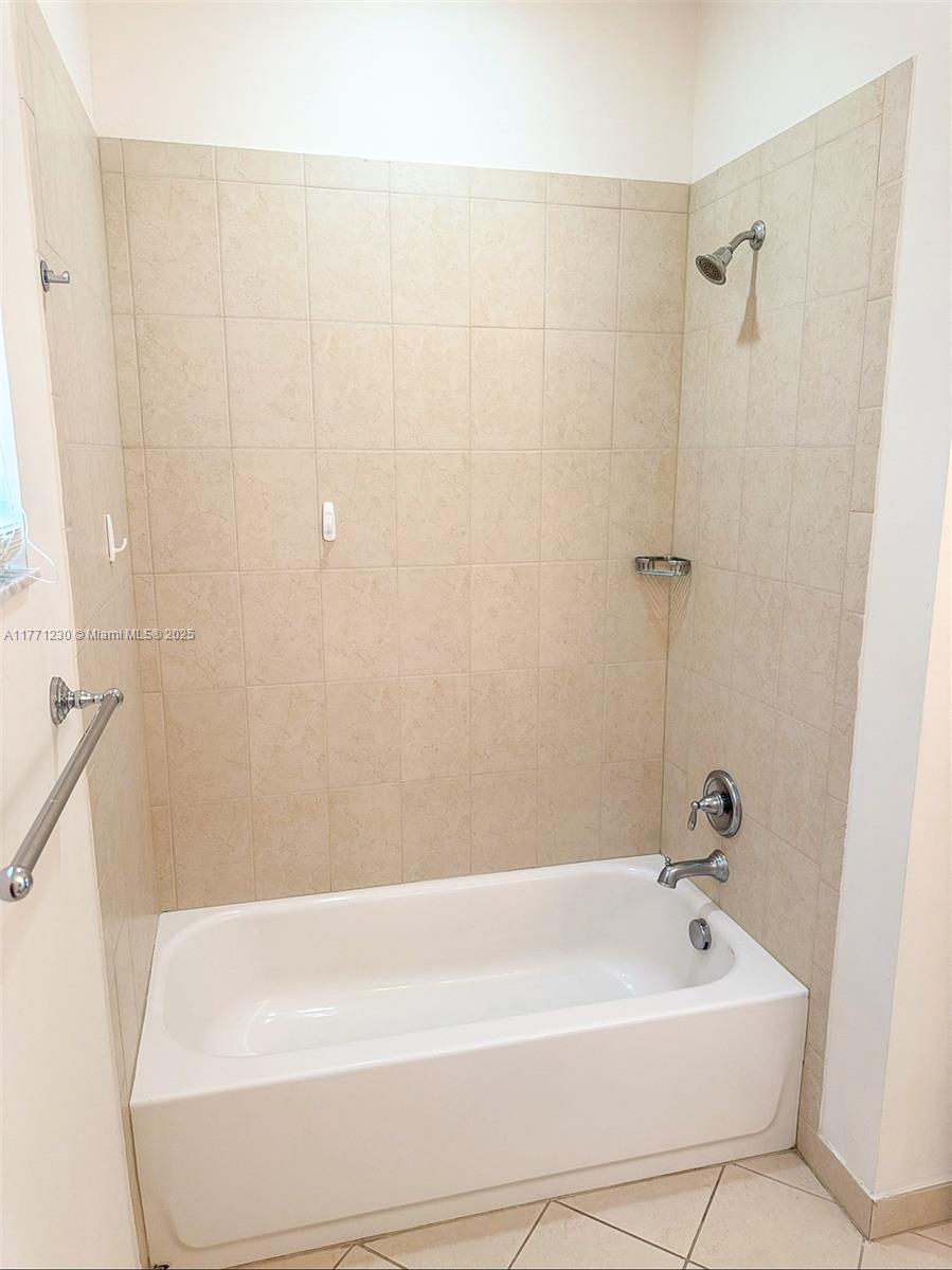 SAWGRASS LAKES - Residential