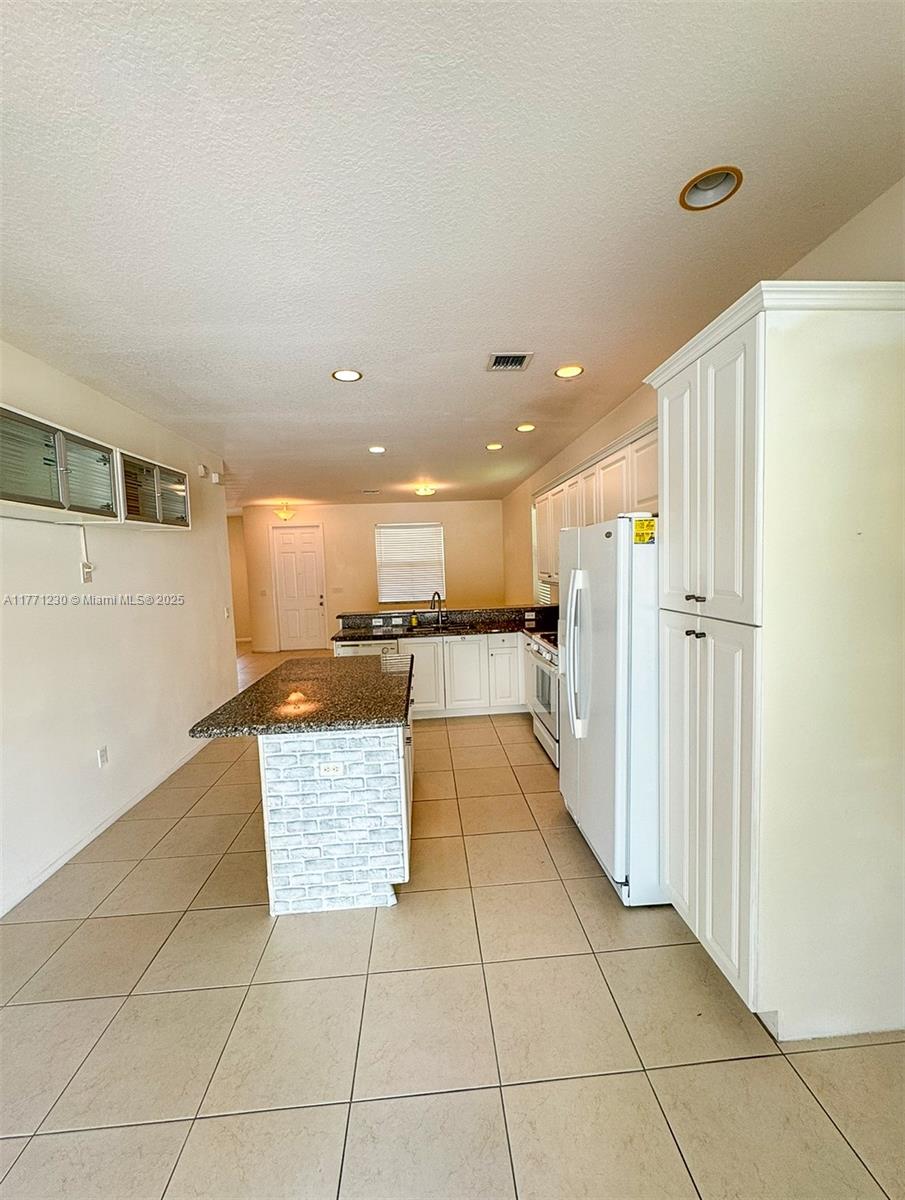 SAWGRASS LAKES - Residential