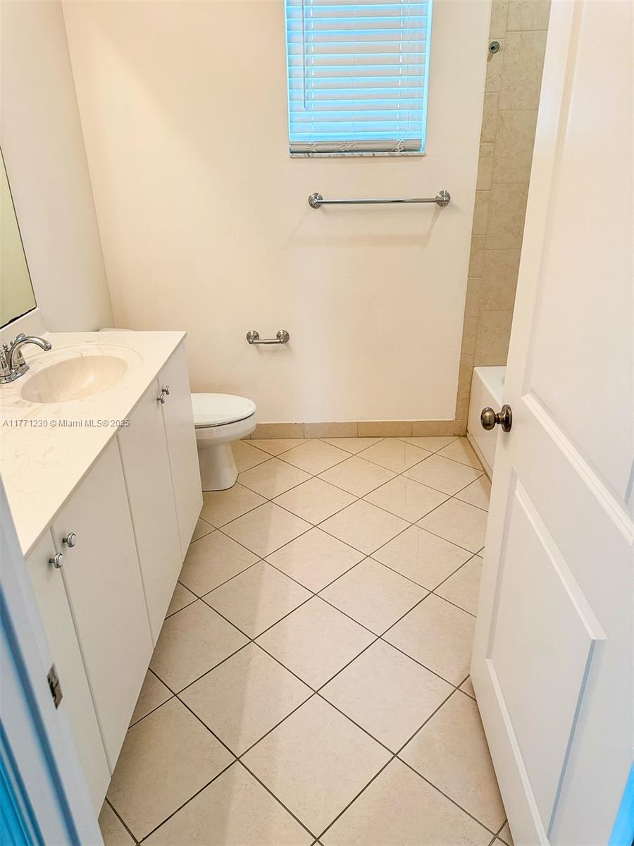 SAWGRASS LAKES - Residential