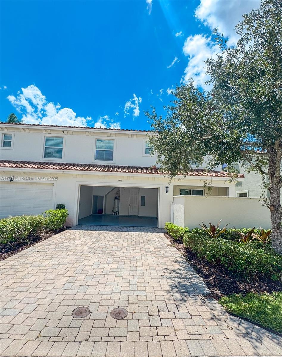 SAWGRASS LAKES - Residential