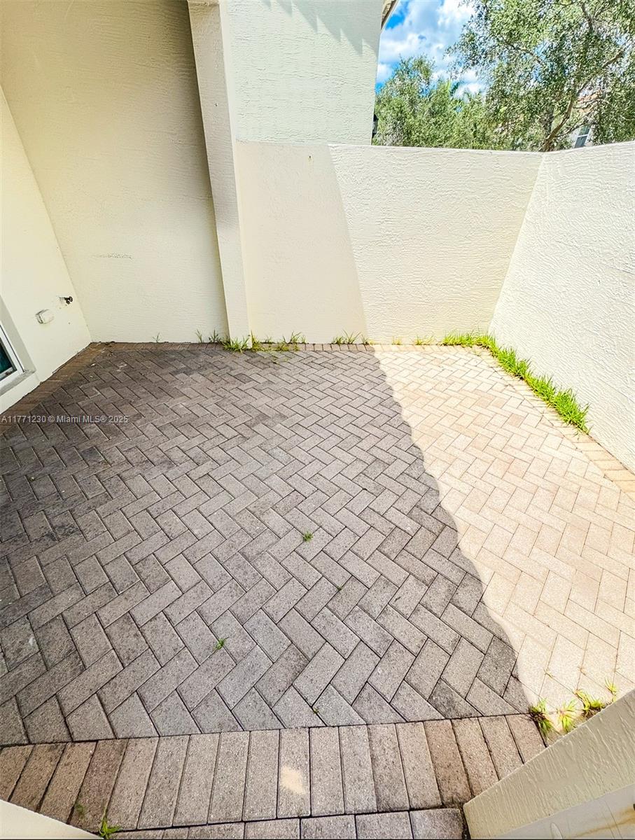 SAWGRASS LAKES - Residential