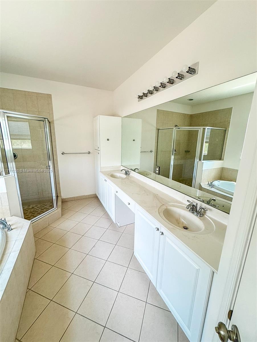 SAWGRASS LAKES - Residential