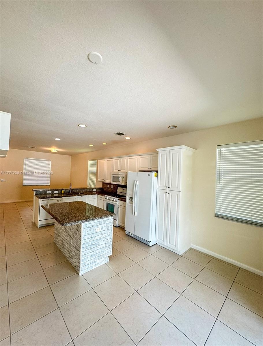 SAWGRASS LAKES - Residential