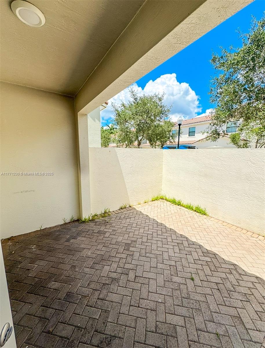 SAWGRASS LAKES - Residential