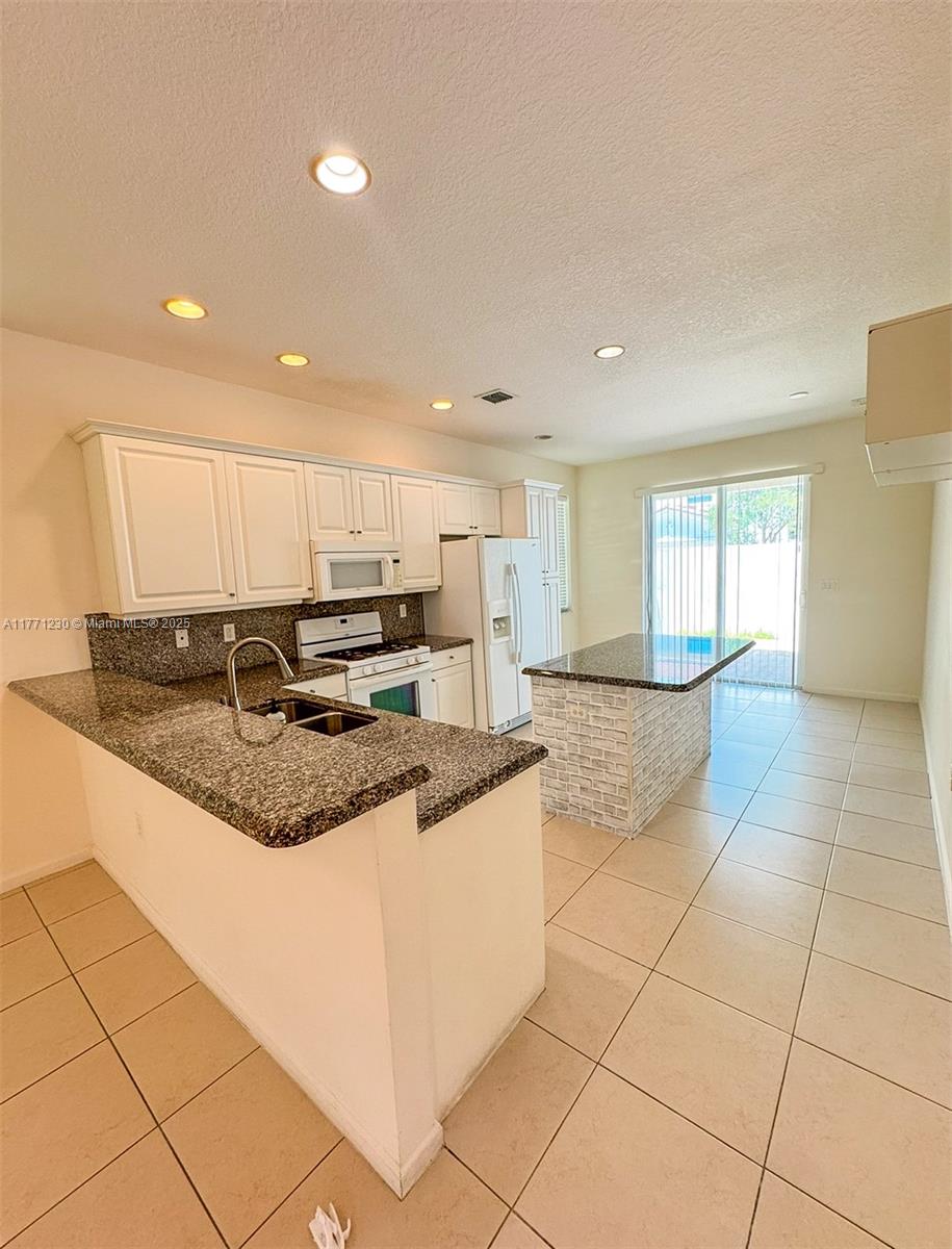 SAWGRASS LAKES - Residential