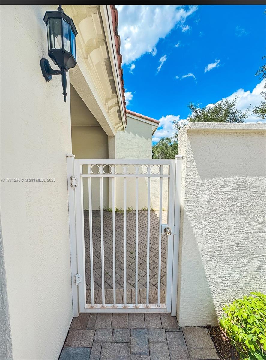 SAWGRASS LAKES - Residential