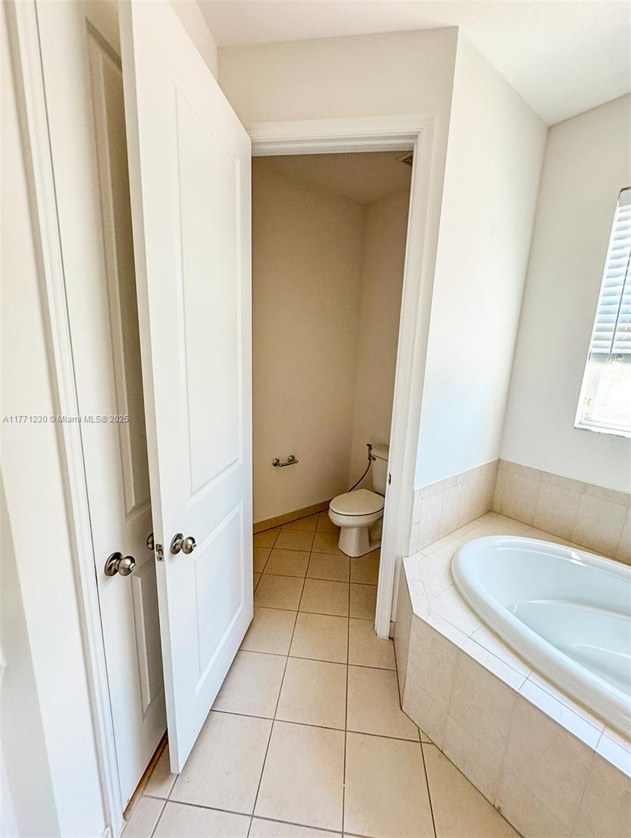 SAWGRASS LAKES - Residential