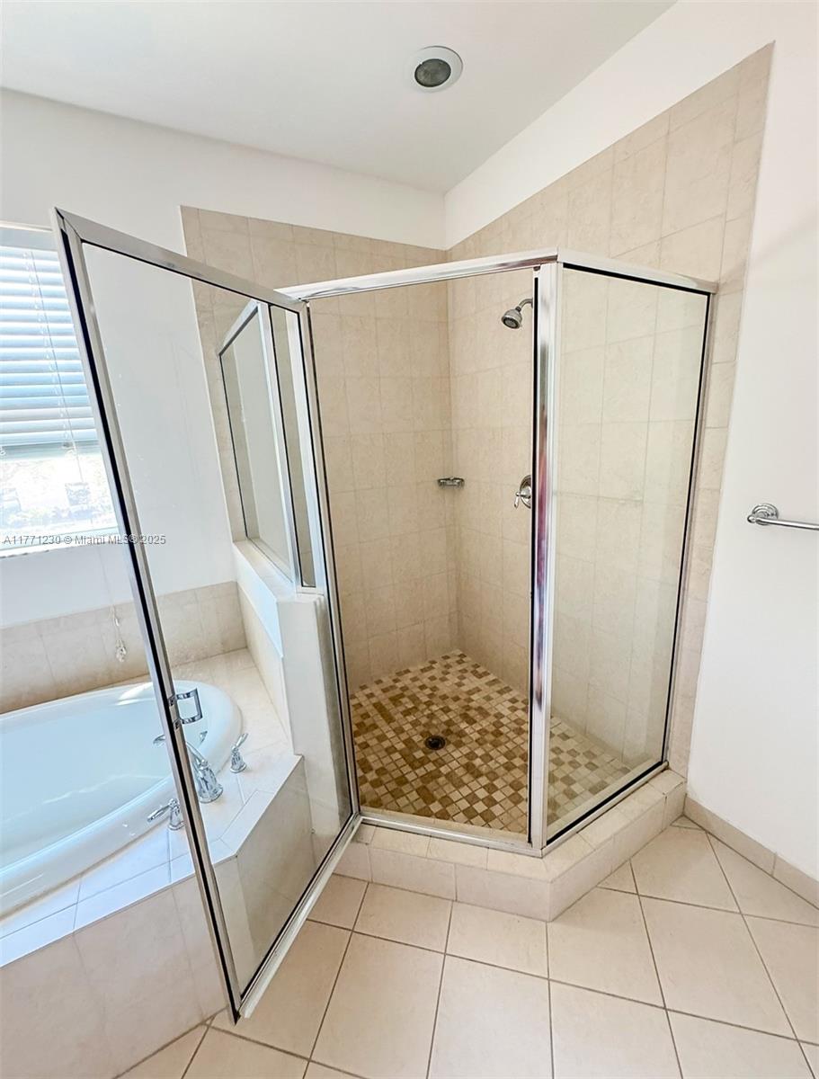 SAWGRASS LAKES - Residential