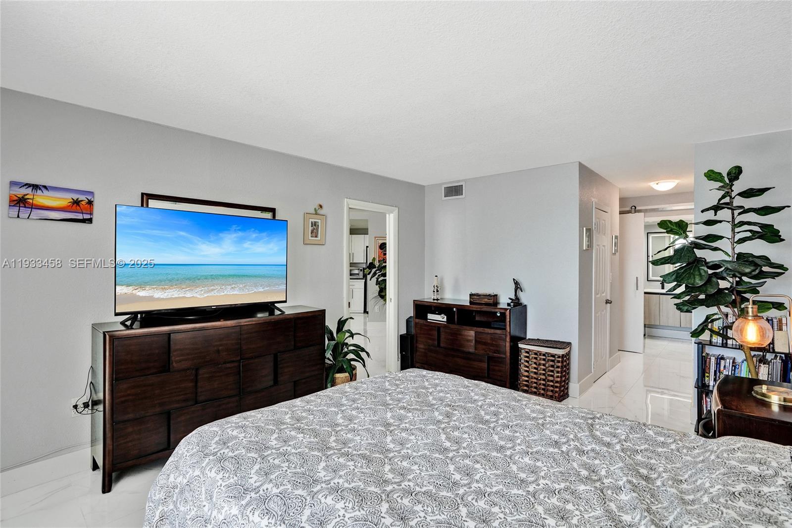 COMMODORE PLAZA CONDO - Residential