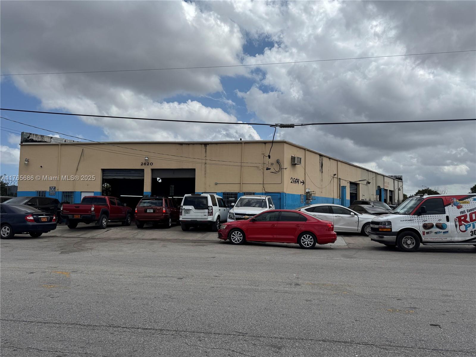 Main image without alt text