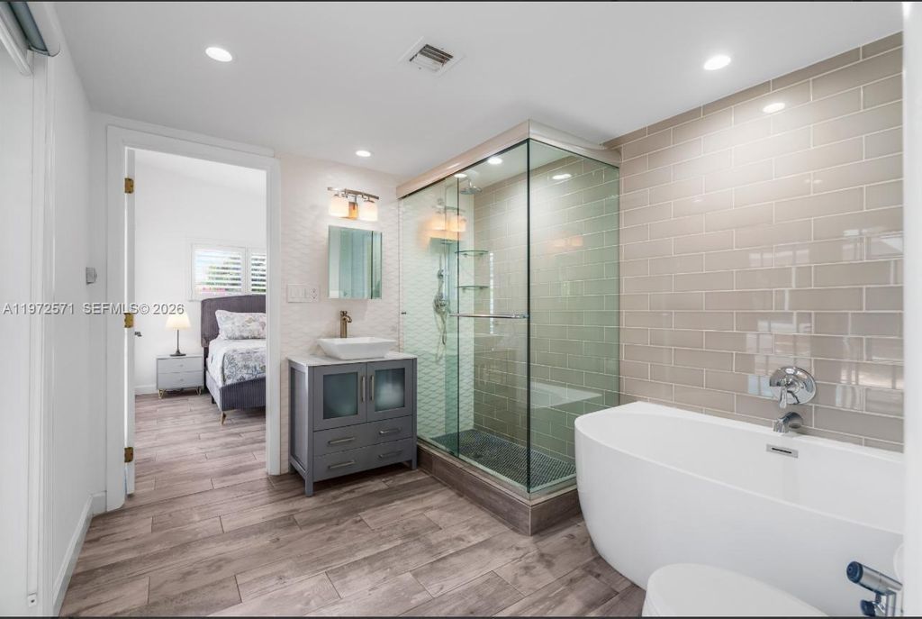 Photo of 811 N Highland Dr, Hollywood, FL 33021 (MLS # A11972571)