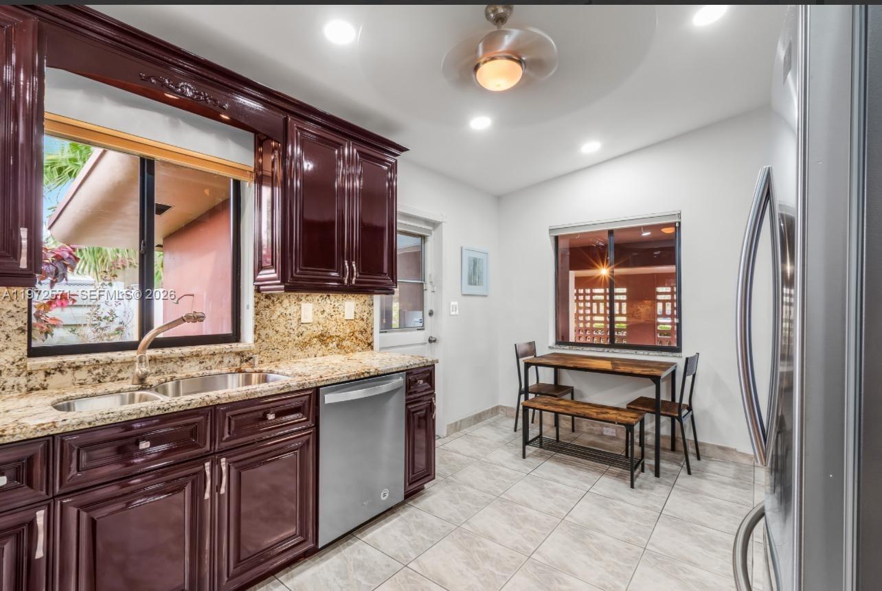 HOLLYWOOD HILLS - Residential