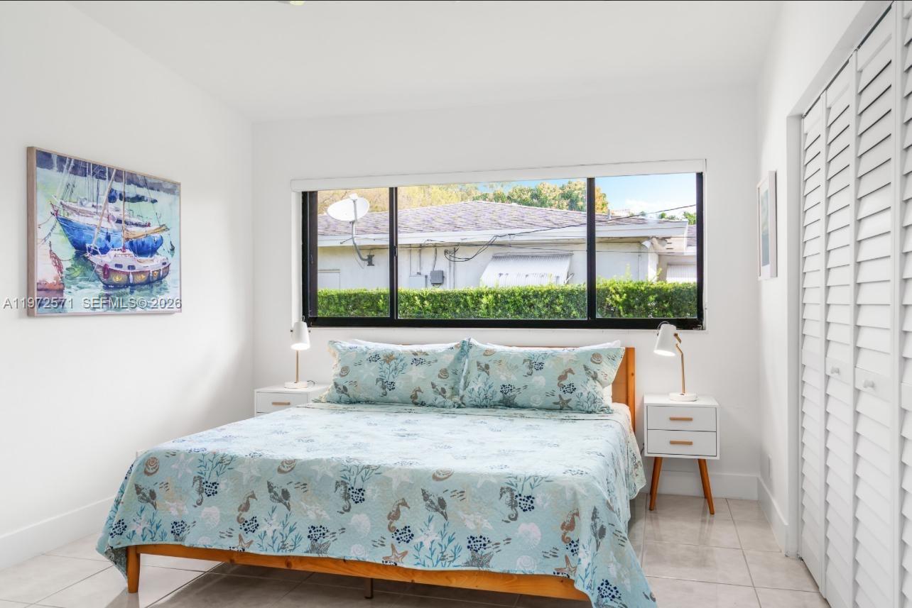 HOLLYWOOD HILLS - Residential