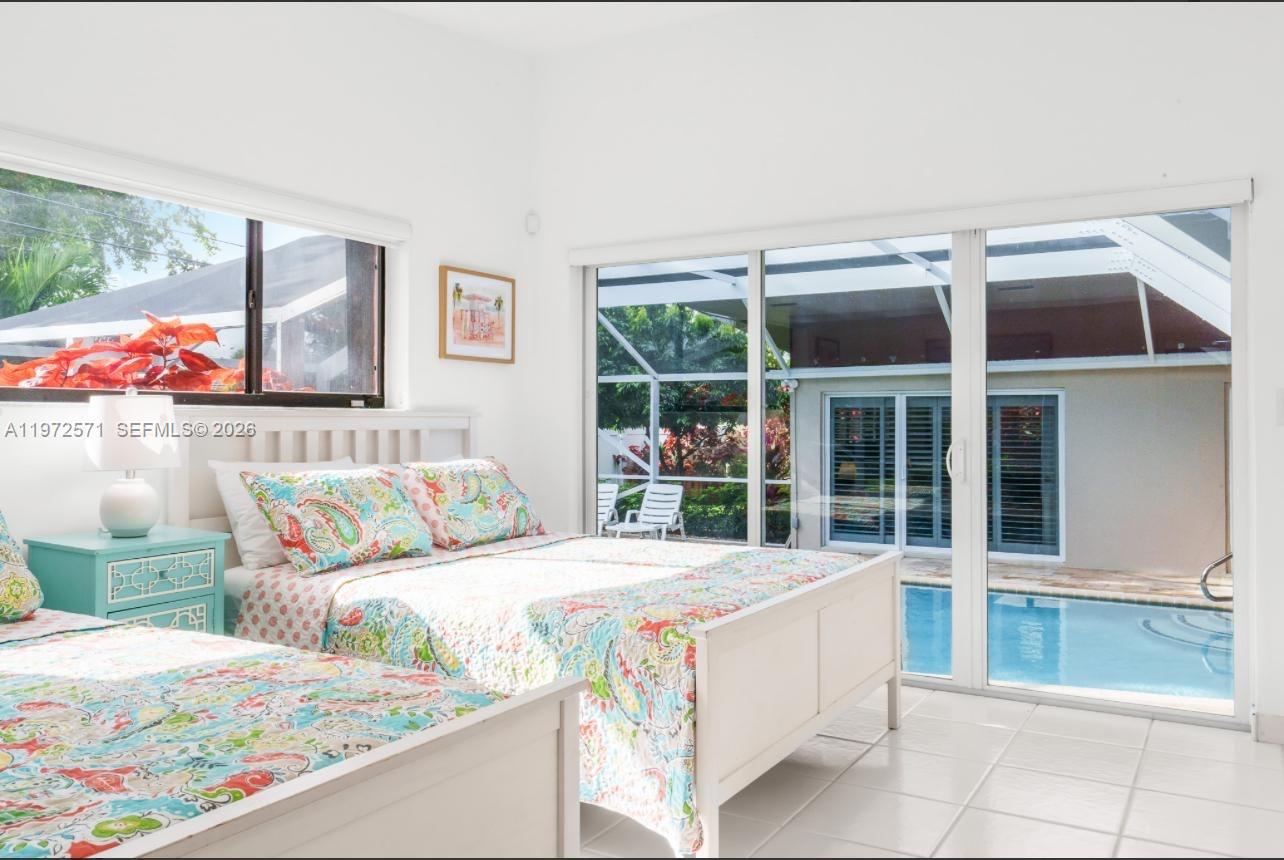 HOLLYWOOD HILLS - Residential